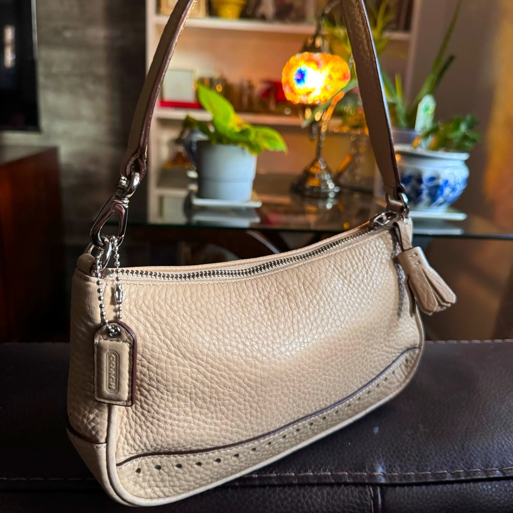 COACH, tan shoulder bag full grain pebbled leather, monogram interior